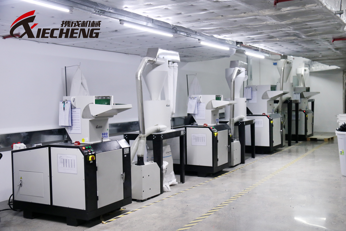 Пластиковый гранулятор, работающий в условиях промышленной переработки.