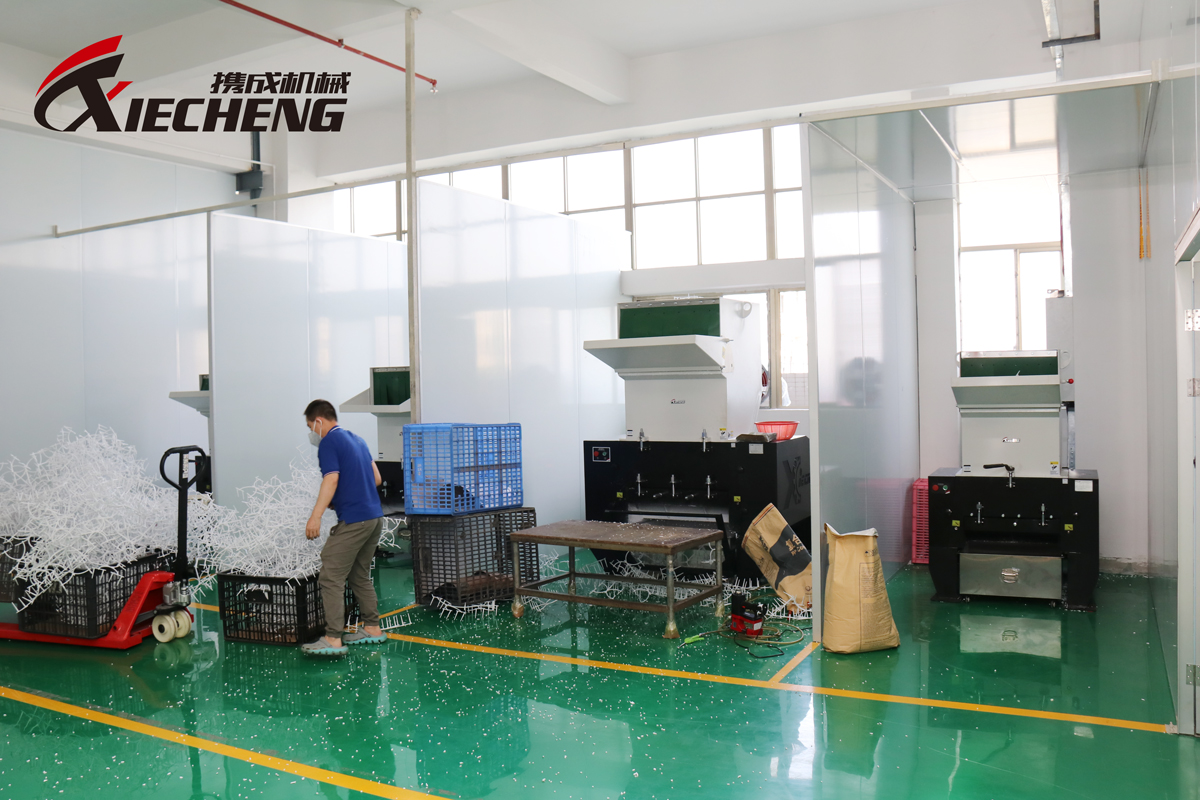 Рабочие вручную подают отходы в центральный гранулятор.