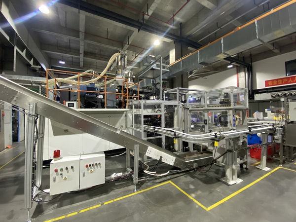 Централизованная система дробления, переработки, партии и кормления для известной компании по выдуванию и упаковке бутылок