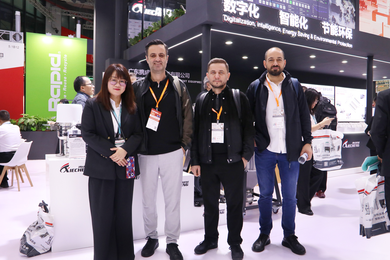 На выставке CHINAPLAS 2026 мы стали свидетелями огромного доверия и поддержки, которые наши уважаемые клиенты оказывают продуктам Xiacheng.